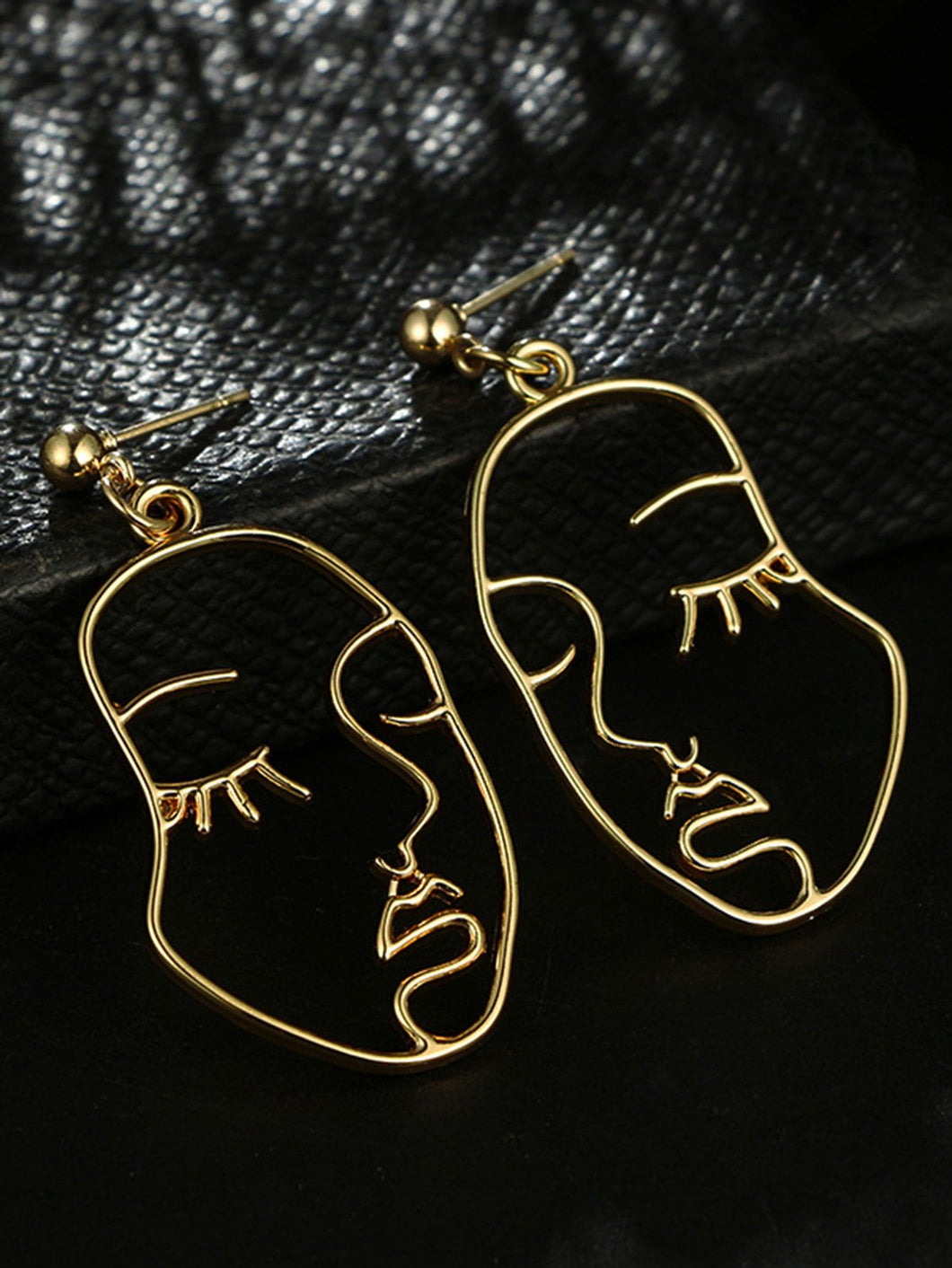'1 pair of Hollow Face Design Drop Earrings' Highly on trend, this couple of earrings, with a modern graphic figure/face design, are on high demand! Beautiful fashion accessories, it is a perfect gift for earrings lovers or collectors.
