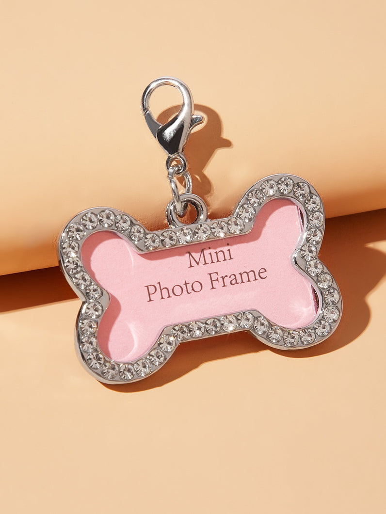 'Bone Shaped Rhinestone Dog Photo Frame' Adorable pendant to insert the photo of your pet friend so you can always keep it with you. Colour: Pink Pattern Type: Graphic Material: Alloy Applicable Pet: Cat/Dog