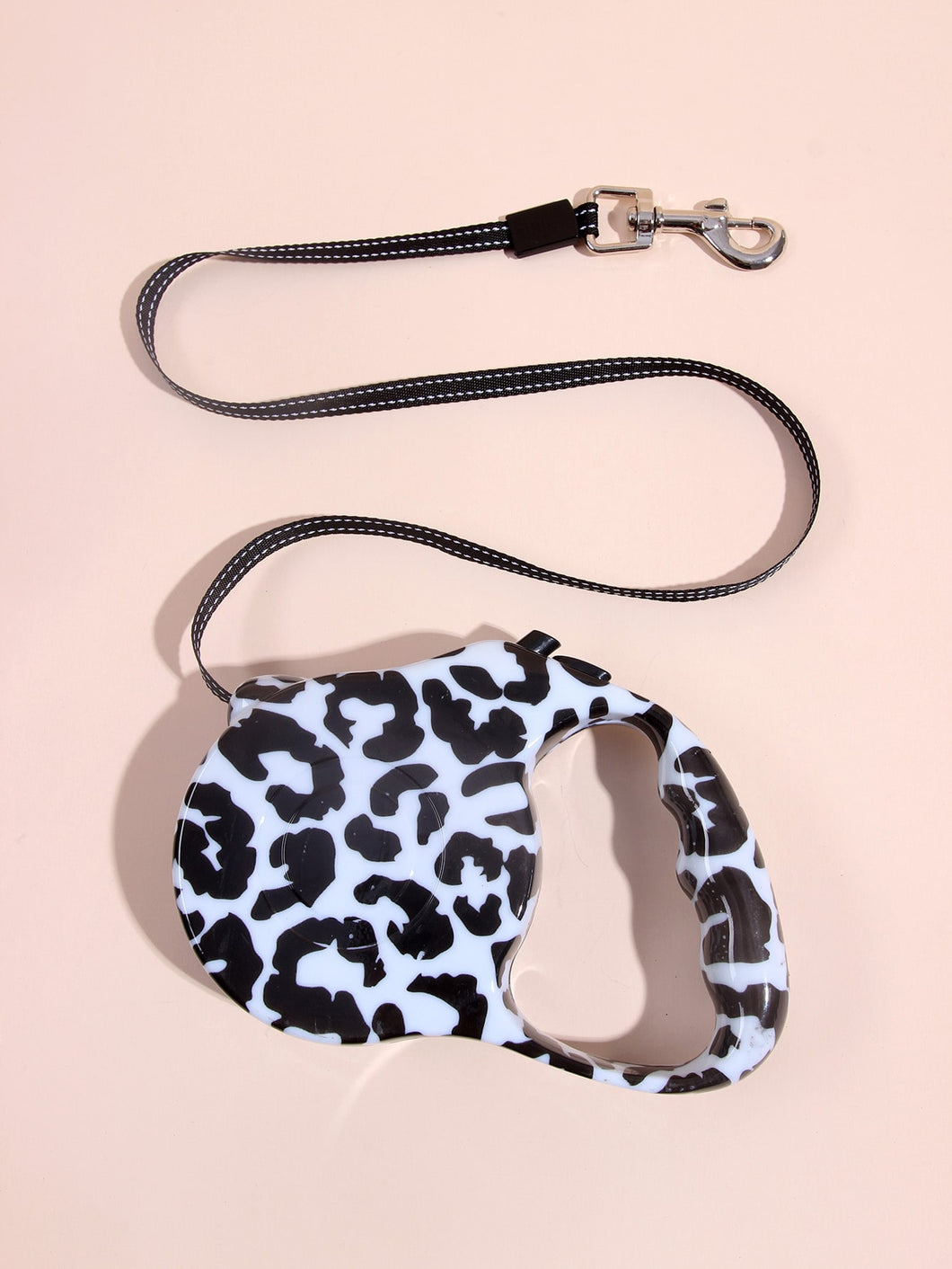 'Leopard Retractable Dog Leash' Keep your pet friend on a leash. Stay safe, be trendy! Colour: Black and White Pattern Type: Leopard Material: Polyester Applicable Pet: Cat/Dog