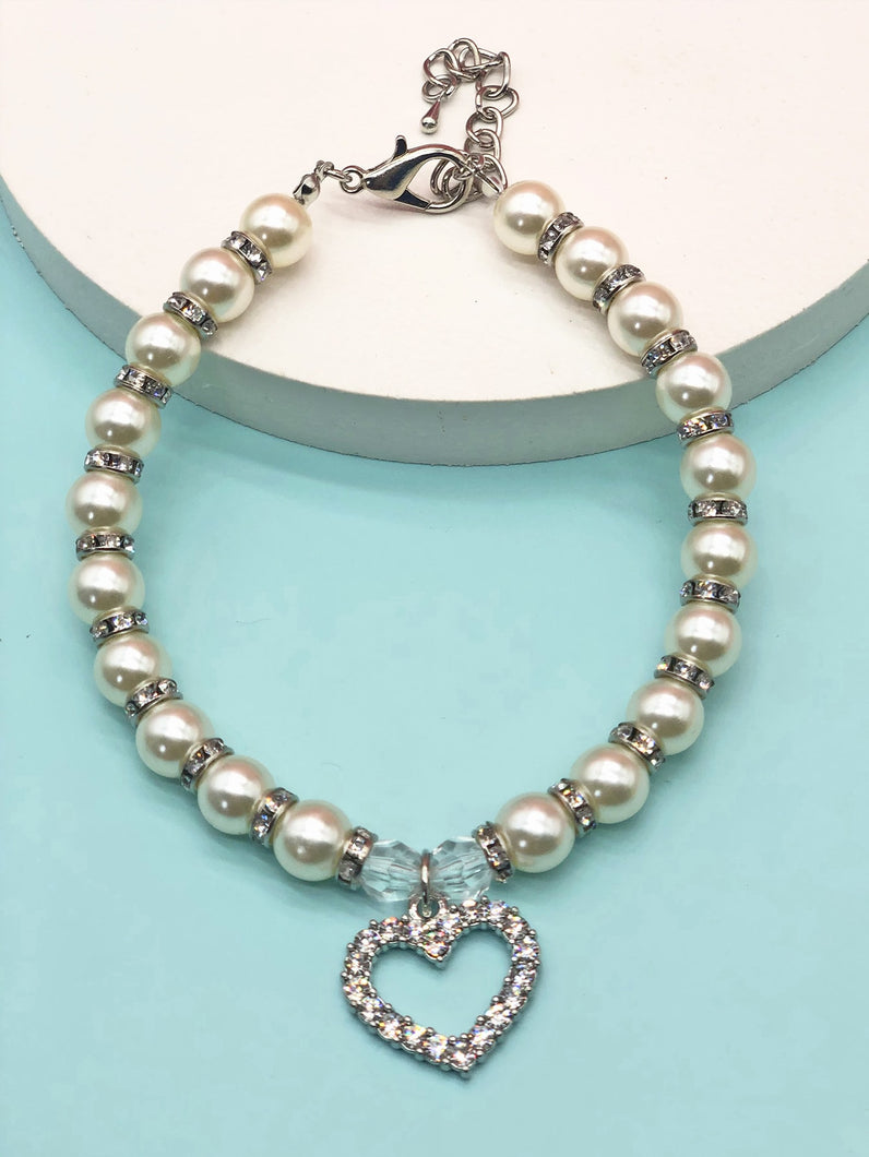 'Rhinestone Heart Charm Dog Pearl Collar' elegant pearl dog collar with heart pendant, for an unmistakable pet style!      Colour: White     Applicable Pet: Dog (size: 30-35 cm neck)     Material: Rhinestone