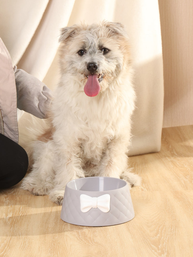 'Bow Pattern Pet Bowl' very elegant inlaid bowl for pets with incorporated bow. A luxurious and stylish pet accessory! Colour: Grey Pattern Type: Plain Material: Plastic Collection: Luxury-pet Applicable Pet: Cat/Dog