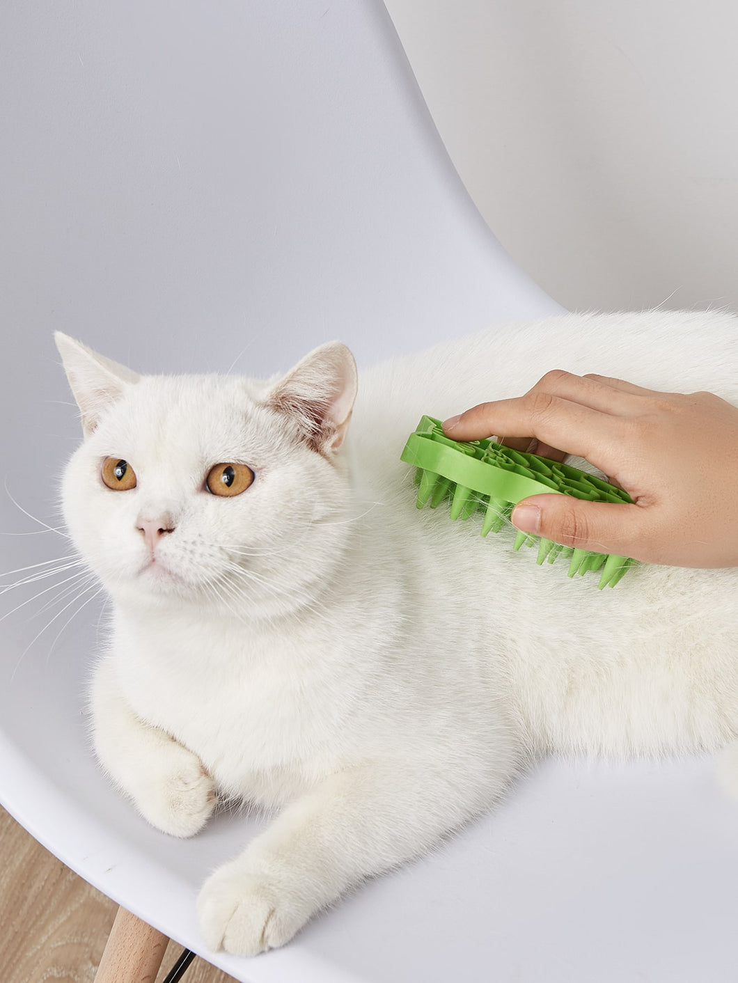 'Cat Shaped Pet Hair Brush' Pamper your cat by combing his furry coat with this soft brush, easy to wash and light to take with you! Colour: Red or Green Pattern Type: Plain Material: Rubber Applicable Pet: Cat/Dog