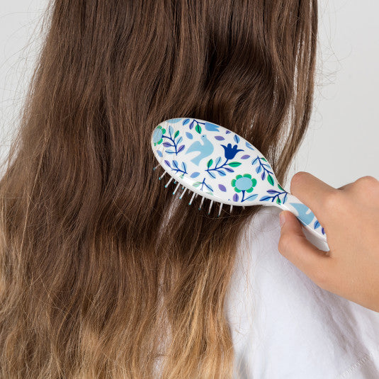'Lovely Folk Doves brush: this portable hairbrush is lightweight and you can use it both at home and keep it in your bag in case you need it! Many use it as an object of decorum. Pair it with portable mini limes of the same design!'      Material: Card, Plastic     Dimensions: Length: 17.5 cm Height: 3.5 cm Width: 5.5 cm     Colour: White, Blue, Light Blue and green