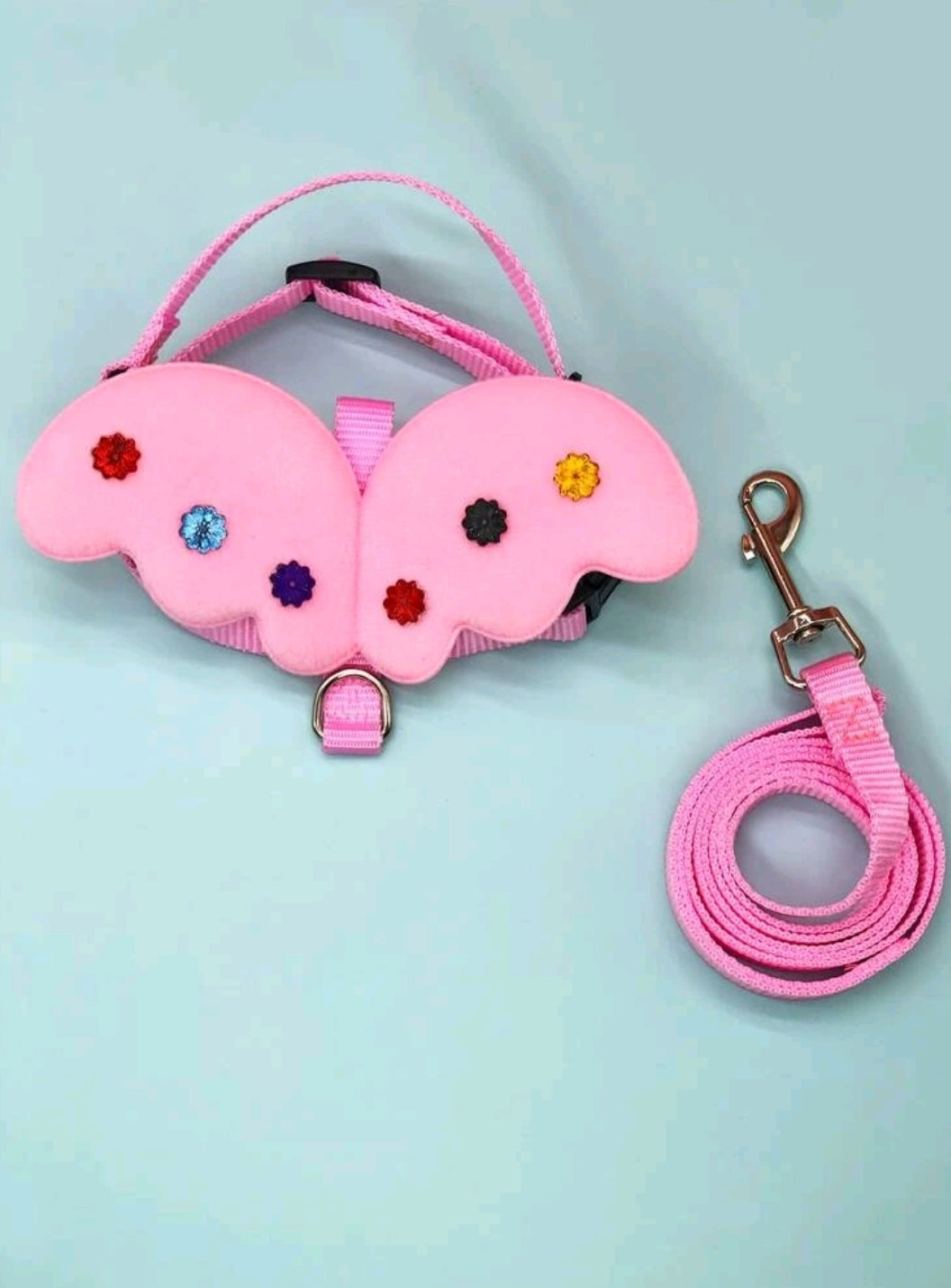 'Wing Decor Dog Harness & Leash' fun and soft colored pet harness with rainbow wings, for a superstar look! Color: Pink with rainbow glitter Material: Nylon Applicable Pet: Cat/Dog Size: - Length : 120 cm Width : 1.5 cm Bust : 30-48 cm Neck: 25-40 cm 