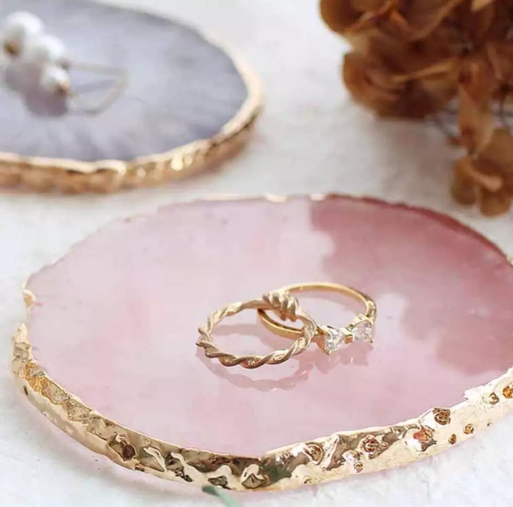  'Glamorous set of 2 resin painting gel effect coasters/palette.Use these elegant items to place your daily jewelry on or stud pieces/gems if you decorate your nails! Many use it to place their table glasses or mug on it! You can also use it as a decorative items on any desk or table and a touch of glam will be add to your home.'      Soft tone colour     Material: resin stone     Size: length 9.8cm X Width 8cm X Height 1.5 cm approx.