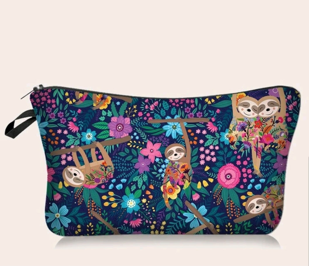 Comfy handy portable bag colored with a sweet sloth, flowers and night spring joyful patterns. Useful for accessories, jewellery, make-up and miscellaneous items. Don't give up this adorable item for home, school, travel and more! Gift idea Sloth Pattern Makeup Bag Color: Multicolour Power Supply: No Material: Polyester Composition: 100% Polyester Size Length 22 cm X Width 13.5 cm X Height 5 cm