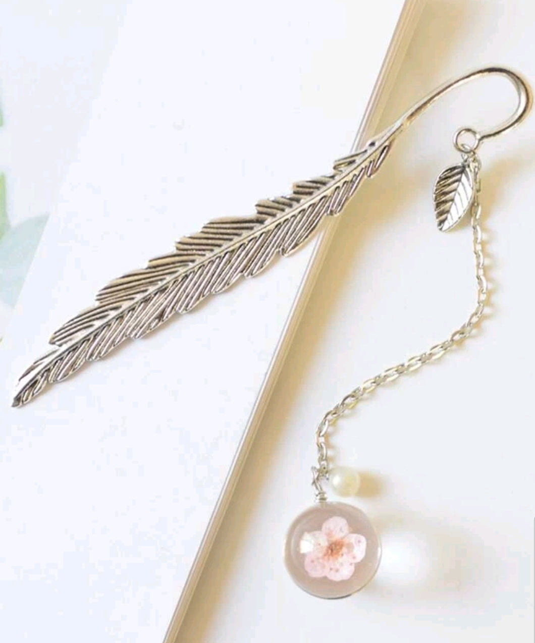  'Feather & Pendant Decor Metal Bookmark' Stylish stationery accessory - elegant and flowery bookmark to insert in your favourite book you are reading. Lovely gift idea and desk decor item. Item on high demand!      Color: Gold     Type: Bookmarks     Composition: 100% Metal     Size: Length 12cm (4.7inch) X Width 2 cm (0.8 inch)