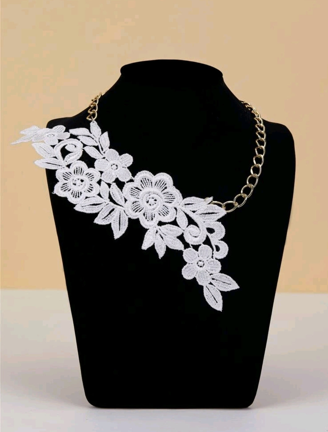 Leave everyone amazed with this stunning white embroidered floral design chain necklace. Add a touch of elegance to your outfit! Lovely accessory - gift idea!      Details: Flowers     Type: Chain Necklaces     Material: Alloy     Color: White     Style: Glam, Elegant, Boho     Metal Color: Gold     Size: Length 45cm (17.7 inch)