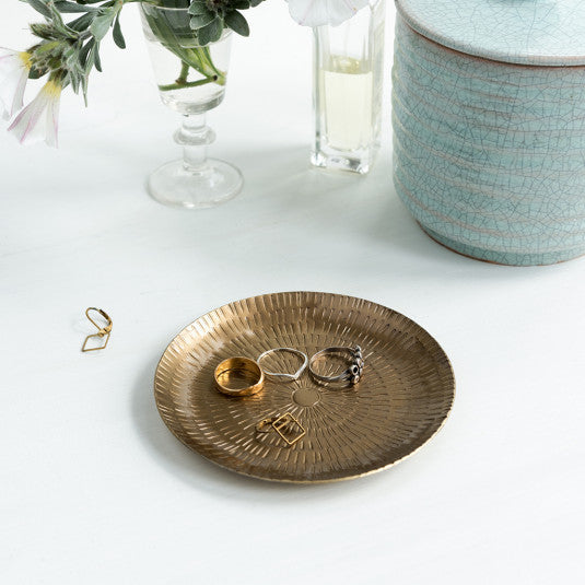  'Vintage-inspired brass jewelery mini-dish' This vintage inspired golden brass jewelery dish is perfect for organising rings, earrings and more. Lovely gift idea and home decor item.      Material: Brass     Dimensions: Length: 11 cm Height: 0.4 cm Width: 11 cm