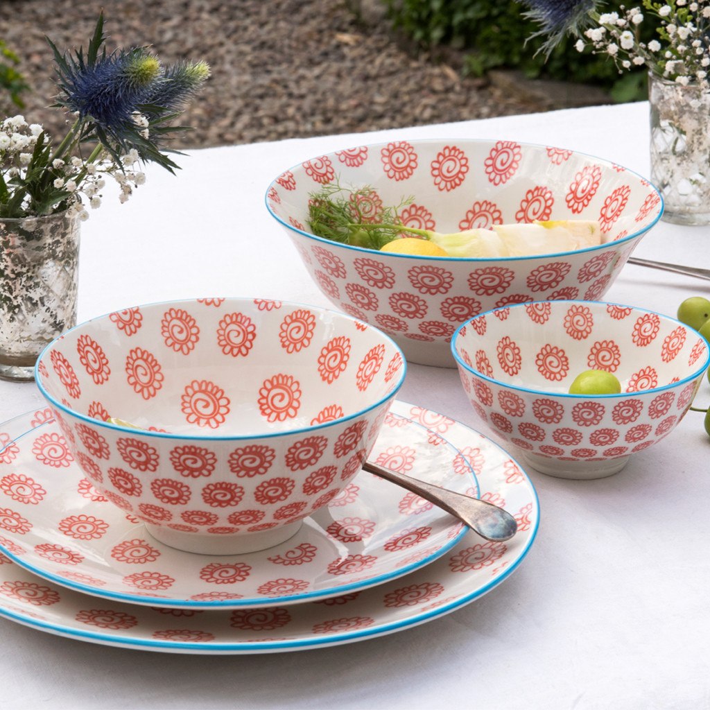 4 items - These glamorous plates in porcelain will add a touch of elegance to any dining table. Dishwasher and microwave safe.      2 pcs side plate Dimensions: Length: 22 cm Height: 2.5 cm Width: 22 cm     2 pcs dinner plate Dimensions: Length: 27 cm Height: 3 cm Width: 27 cm