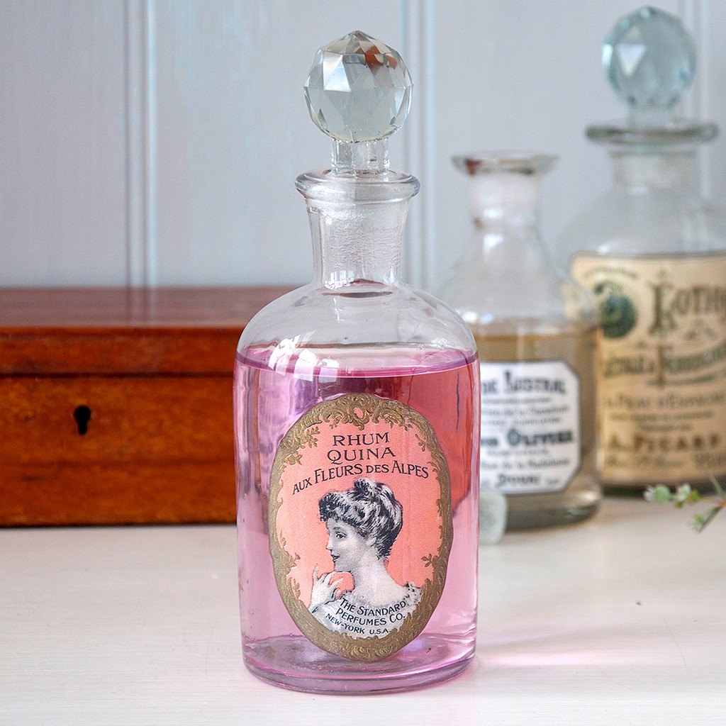 Give your bathroom a vintage feel with our apothecary perfume bottle with round glass stopper and french label. You can use it to store lotions and potions, or leave it as a decoration to give the room some Victorian character. Volume: 300ml, Material: Glass, Height: 18 cm